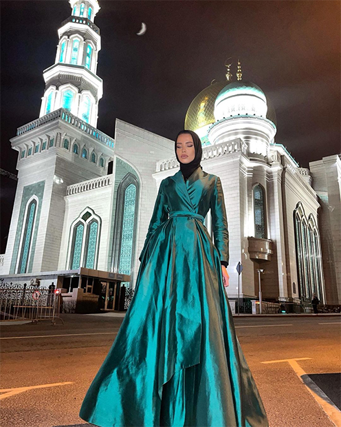 Российская фотомодель Анастасия Решетова возле мечети