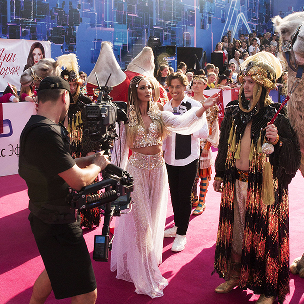 Российская певица Ольга Бузова на красной дорожке «Премии МУЗ-ТВ» в наряде в восточном стиле, 7 июня 2019 года