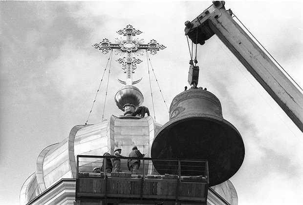 Строительство храма Христа Спасителя. Поднятие соборного колокола на колокольню. 1997 год