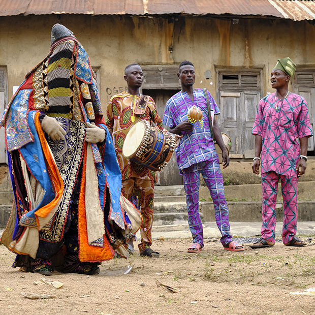 Жители Нигерии в традиционных одеяниях во время исполнения ритуального танца, 2019 год