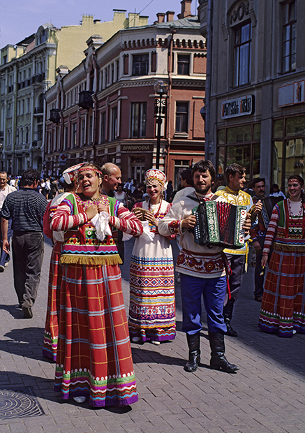 Фольклорные музыканты на Старом Арбате в традиционных русских одеяниях, Москва, 1992 год