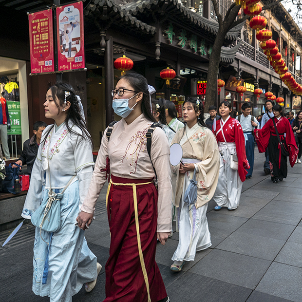 Девушки в традиционных китайских костюмах ханьфу, провинция Цзянсу, Китай, 2017 год