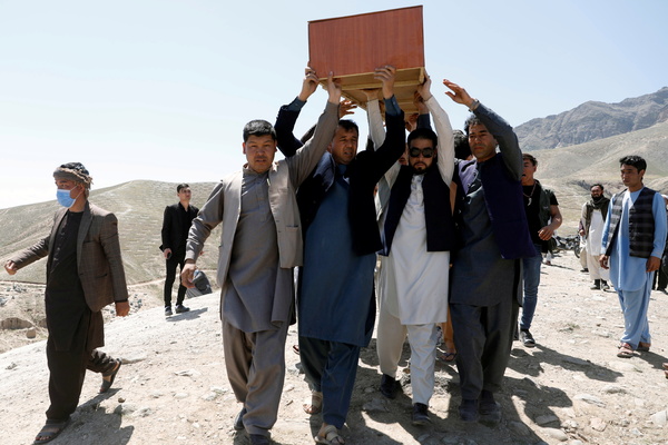 Похороны жертв боевиков в Кабуле