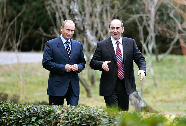 Президенты России и Армении Владимир Путин и Роберт Кочарян (справа) во время встречи в сочинской резиденции «Бочаров ручей», 2007 год