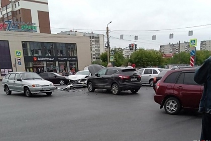 Россиянка вылетела из окна такси при столкновении пяти машин
