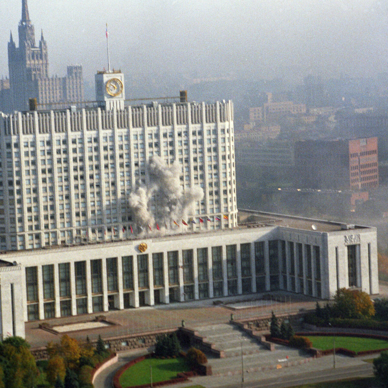 Стало известно о барже трупов после столкновений у Белого дома в 1993 году:  Политика: Россия: Lenta.ru