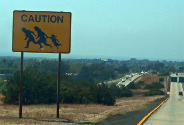 Знак-предупреждение о перебегающих дорогу нелегалах в Сан-Диего
