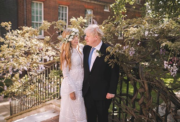 Борис и Кэрри Джонсоны после свадьбы в саду на Даунинг-стрит, 29 мая 2021 года