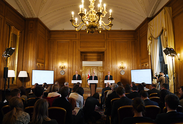 Премьер-министр Великобритании Борис Джонсон, главный санитарный врач Крис Уитти и ведущий советник в области науки Патрик Валланс на пресс-конференции, посвященной коронавирусу, 12 марта 2020 года