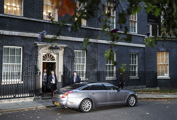 Премьер-министр Великобритании Борис Джонснон выходит из своего дома на Даунинг-стрит в Лондоне, 2019 год