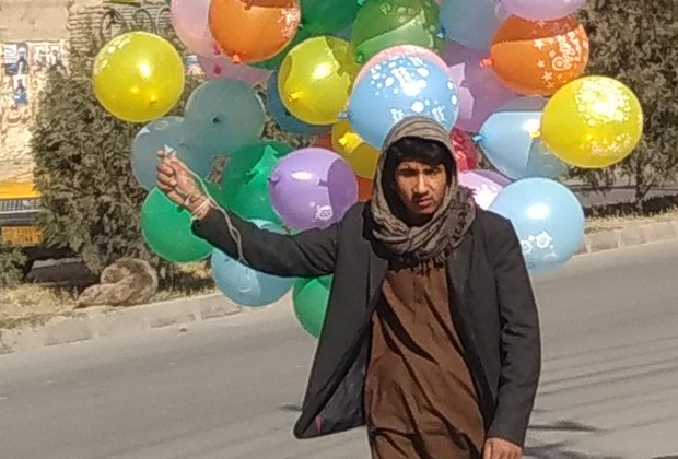 Уличный торговец в афганской столице