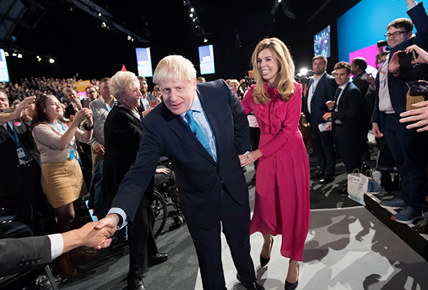 Борис Джонсон и его подруга Кэрри Саймондс после выступления с речью на ежегодной конференции Консервативной партии в Манчестере, 2 октября 2019 года