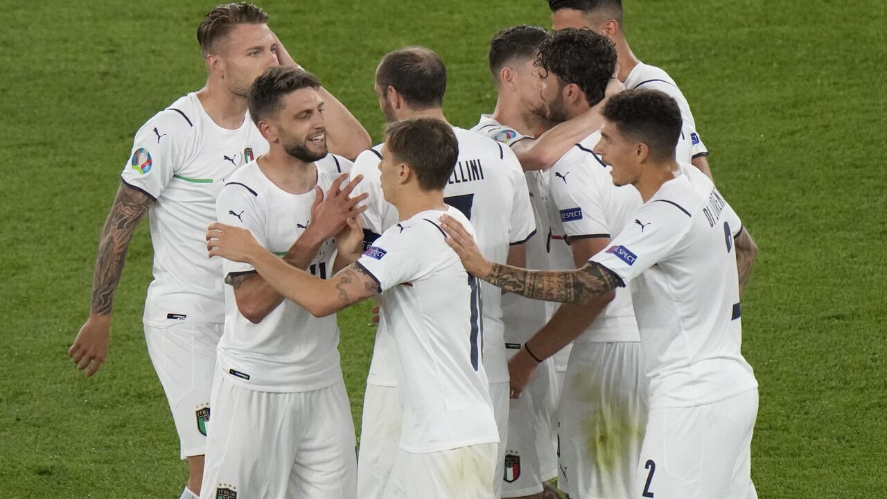 Первый гол на чемпионате Европы по футболу забили в свои ворота: Футбол:  Спорт: Lenta.ru