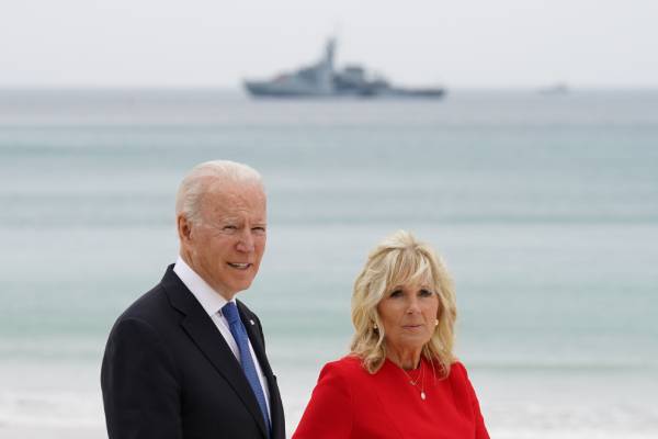 Президент США Джо Байден и его супруга Джилл во время саммита 