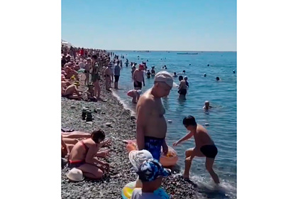 Переполненный туристами пляж в Сочи попал на видео и удивил россиян