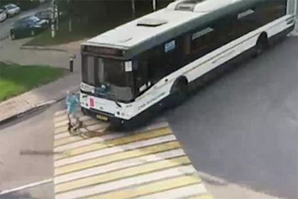 В России автобус задавил девочку на самокате и попал на видео