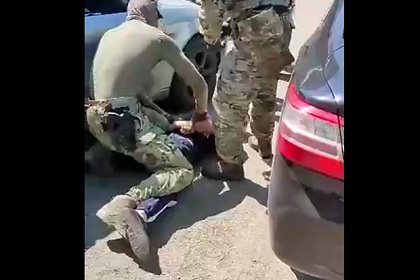 Задержание спецназом вымогателей из числа российских военных попало на видео