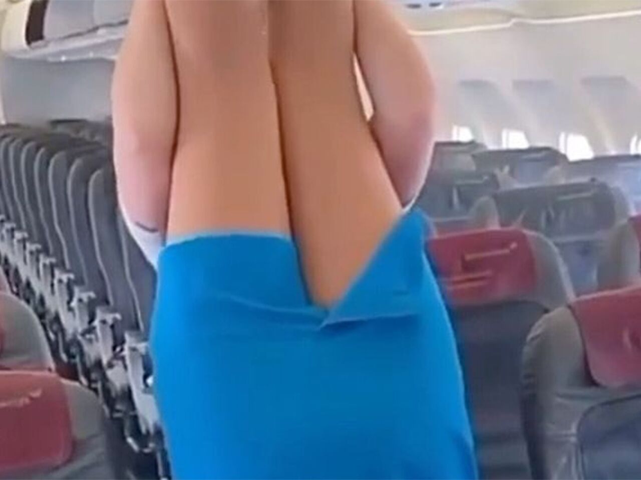 Раздетая русская стюардесса в самолете