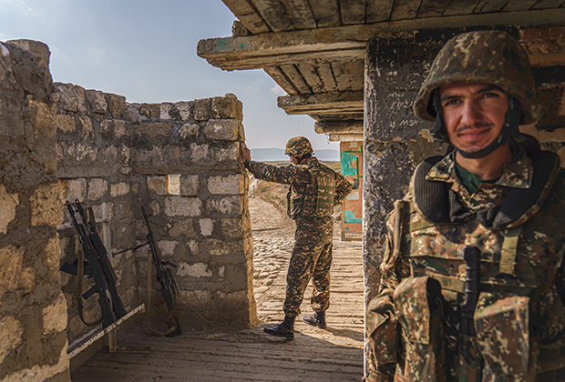 Солдаты НКР охраняют форпост от нападения со стороны Азербайджана неподалеку от Мардакерта