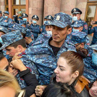 Полиция сдерживает противников Никола Пашиняна на митинге за его отставку 
