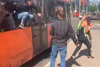 Пьяные россияне с детьми устроили дебош в автобусе и сбежали через разбитое окно