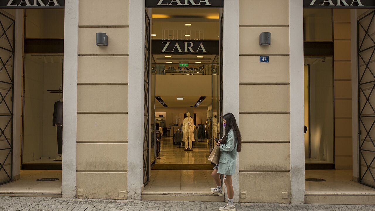 Марке Zara объявили бойкот в сети после оскорбления ее сотрудницей целого  народа: Явления: Ценности: Lenta.ru