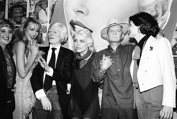 Джерри Холл, Энди Уорхол, Дебби Харри, Трумэн Капоте и Палома Пикассо на вечеринке в Studio 54, 1979 год