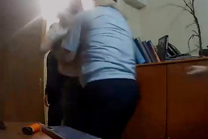Появилось видео вторжения силовиков в убежище для женщин в Дагестане