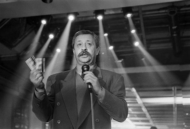 Телеведущий Леонид Якубович на презентации, 1994 год