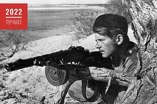 Советский разведчик И. Демченко, вооруженный пистолетом-пулеметом ППШ, на берегу Днепра. Август-сентябрь 1943 года