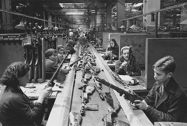 Конвейер сборки автоматов ППШ-41 на заводе имени Сталина в Москве. 1942 год. Фото: rgakfd.ru