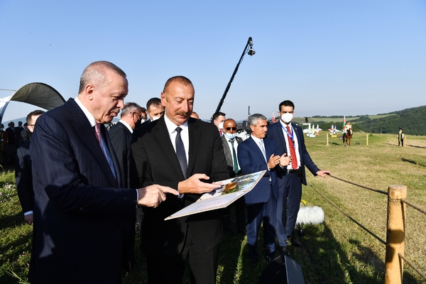 Реджеп Тайип Эрдоган и Ильхам Алиев (на переднем плане)