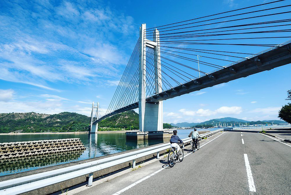 Маршрут Shimanami Kaido считается одной из самых красивых велосипедных дорог в Японии. Она начинается на острове Хонсю и простирается почти на 70 километров до острова Сикоку. Бетонная дорога поднимается над ландшафтом на массивных сваях, проходя через шесть небольших островов. На полотно нанесена специальная синяя разметка, чтобы туристы не сбивались с правильного маршрута.Во время поездки велосипедистам открывается вид на Внутреннее Японское море и городские пейзажи. Трассу можно преодолеть за один день, однако японцы рекомендуют не напрягаться и разделить путешествие на два дня, остановившись в гостинице на одном из островов. Путешественники также могут не тащить транспорт с собой, а арендовать его в специальных терминалах — взрослый велосипед обойдется в две тысячи иен (1,3 тысячи рублей).