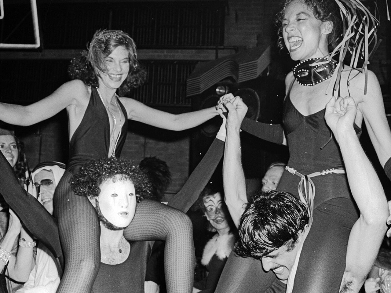 «Ты подохнешь на танцполе»: почему люди ходят в ночные клубы в 40, 50 и 60 лет