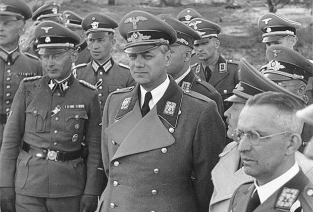 Альфред Розенберг (в центре) — глава внешнеполитического отдела НСДАП