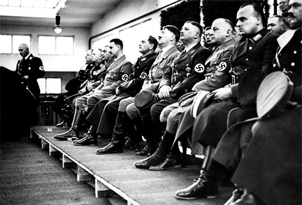 Высшие офицеры Рейха в ставке Гитлера