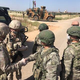 Российские и турецкие военные патрулируют сирийскую трассу