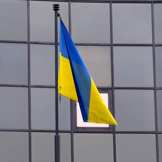 Государственный флаг у здания посольства Украины в Минске