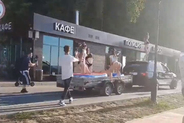 Танцующие девушки на прицепе BMW