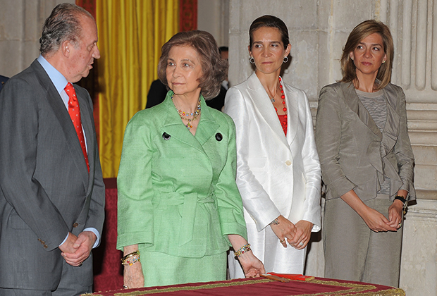 Бывший король Испании Хуан Карлос, королева София, принцесса Елена и принцесса Кристина на церемонии вручения национальных спортивных наград в Королевском дворце, 23 июня 2008 года