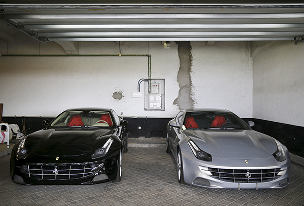 Два суперкара Ferrari, которые были подарены бывшему королю Испании Хуану Карлосу в 2011 году в ОАЭ, представлены прессе перед аукционом в Мадриде, 19 октября 2015 года