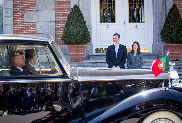 Король Испании Фелипе VI и королева Летиция принимают президента Португалии Марсело Ребело де Соуза во дворце Сарсуэла, 16 апреля 2018 года 