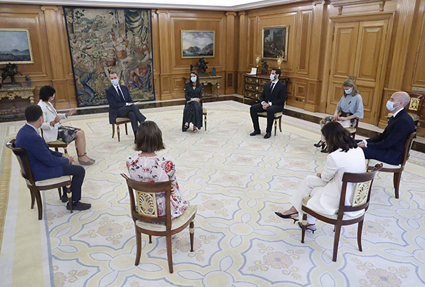 Король Испании Фелипе и королева Летиция на Южном саммите молодых предпринимателей во дворце Сарсуэла, 2 июня 2020 года