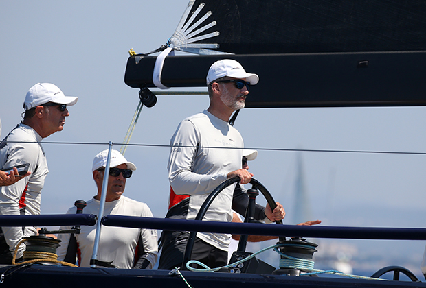Король Испании Фелипе управляет яхтой Aifos во время 37-й гонки King's Cup в Пальма-де-Майорка, 2 августа 2018 года