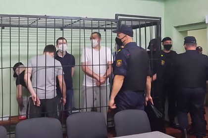 Появилось видео с мужем Тихановской в клетке в зале суда