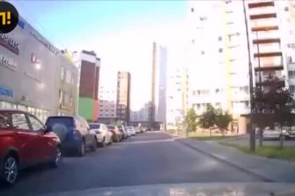 Годовалый ребенок выполз на проезжую часть перед машиной в России
