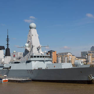 Британский эсминец HMS Defender