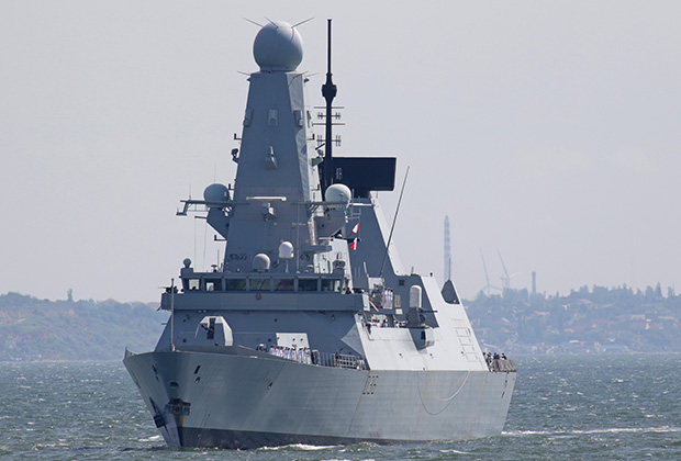 Британский эсминец HMS Defender в Черном море 