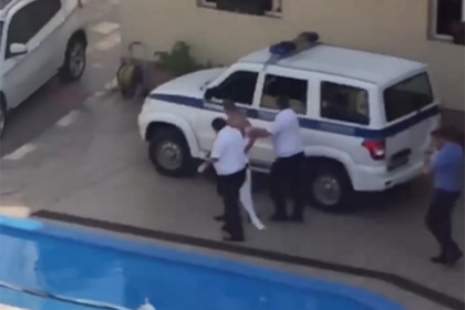Разгромивший отель в Сочи россиянин забаррикадировался в номере и попал на видео