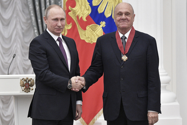 Президент России Владимир Путин и Владимир Меньшов (справа)